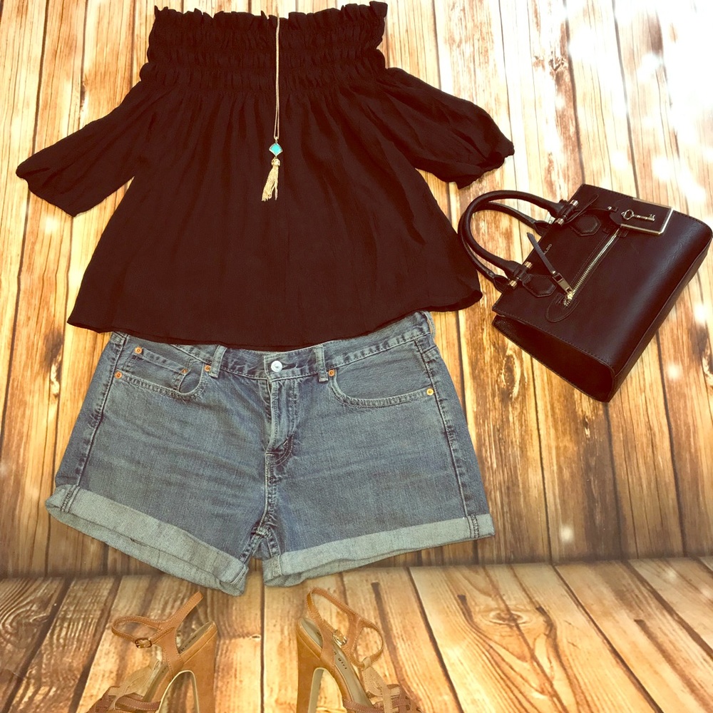 Beautiful Black Off the Shoulders Blouse!